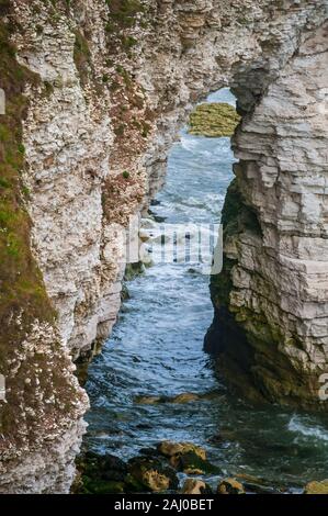 Arche rocheuse érodée par vagues dans les falaises de craie de North Landing à Flamborough Head, Humberside Banque D'Images