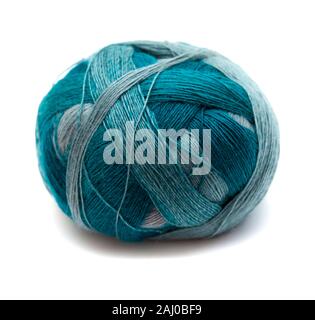 Nouveau fil de laine ball en bleu et vert isolated on white Banque D'Images