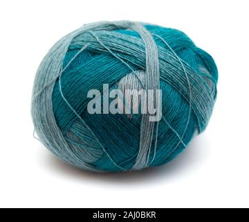Nouveau fil de laine ball en bleu et vert isolated on white Banque D'Images
