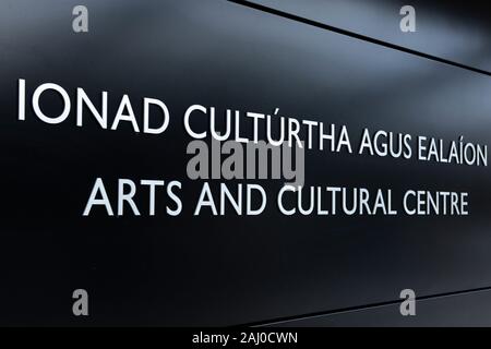 Texte bilingue ou double langue signe en gaélique irlandais et anglais pour le Centre des arts et de la culture sur le mur noir à Killarney, Irlande Banque D'Images