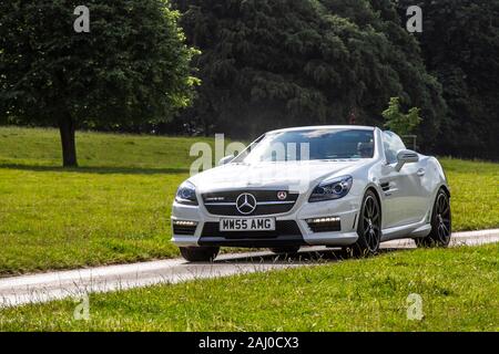 2014 blanc Mercedes-Benz Slk55 AMG Auto cabriolet ; voitures classiques, historique, chéri, vieux temps, vétéran vintage restauré à collectionner, véhicules d'antan arrivant pour l'événement automobile historique Mark Woodward à Leighton Hall, Carnforth, Royaume-Uni Banque D'Images