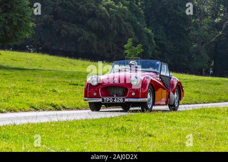 1955 50s rouge Triumph TR2 ; voitures classiques, historiques, chers, anciens timers, Ancien combattant de collection restauré, véhicules d'antan arrivant pour l'événement automobile historique de Mark Woodward à Leighton Hall, Carnforth, Royaume-Uni Banque D'Images