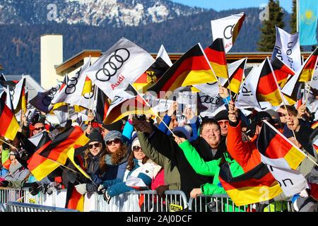 Garmisch Partenkirchen, Deutschland. 06Th Jan, 2020. Garmisch-Partenkirchen, Allemagne 01 Janvier 2020 : 68ème Tournoi de quatre collines - Sauts - Garmisch-Partenkirchen fans avec drapeaux, courbe du ventilateur/fans/bloc ventilateur/fonction/symbole/symbole/photo/détail caractéristique/| utilisée dans le monde entier : dpa Crédit/Alamy Live News Banque D'Images