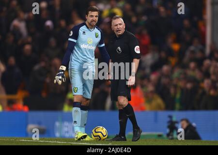 Arbitre, Jonathan Moss attend le VAR pour l'objectif d'égalisation de Connor Wickham de Crystal Palace avec Tim Krul de Norwich City - Norwich City v Crystal Palace, Premier League, Carrow Road, Norwich, UK - 1er janvier 2020 Editorial N'utilisez que des restrictions s'appliquent - DataCo Banque D'Images