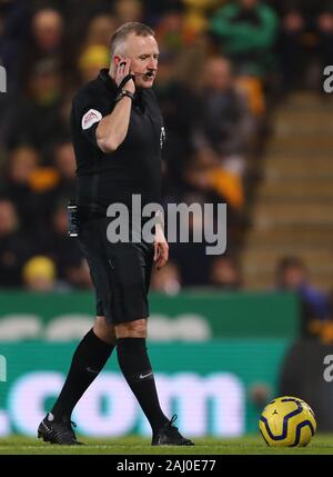 Arbitre, Jonathan Moss attend une VAR vérifier - Norwich City v Crystal Palace, Premier League, Carrow Road, Norwich, UK - 1er janvier 2020 Editorial N'utilisez que des restrictions s'appliquent - DataCo Banque D'Images