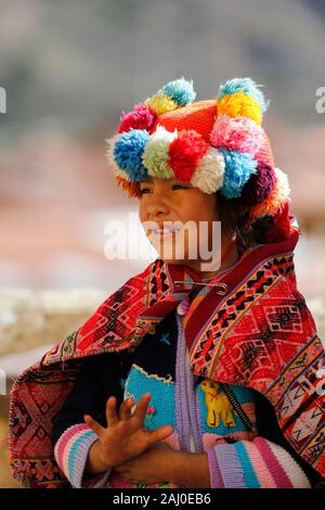 Petite fille dans Pery, Andes Banque D'Images