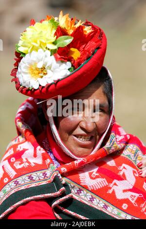 Femme au Pérou avec chapeau traditionnel Banque D'Images