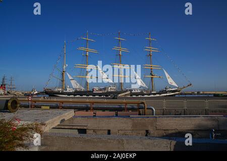 Tenerife/l'Espagne ; le 27 décembre 2019 : Krusenstern quatre-mâts barque, Fédération de voile de bateau, amarré au port de Santa Cruz, îles Canaries, Espagne Banque D'Images