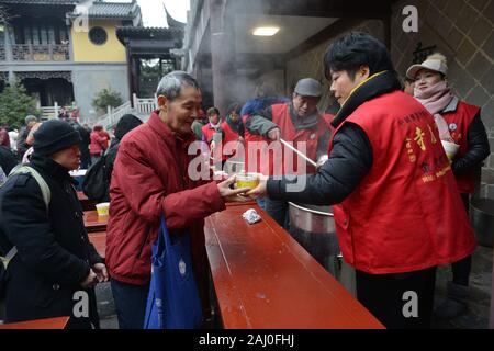 Xuzhou, Jiangsu, Chine. 2 Jan, 2020. Jiangsu, Chine-Le 2 janvier 2020, un festival traditionnel chinois connu asÃ' laba" festivalÃ', beaucoup de gens sont venus à la temple Pilu à Nanjing, Jiangsu province, tôt le matin pour profiter d'un baap du porridge. Crédit : SIPA Asie/ZUMA/Alamy Fil Live News Banque D'Images