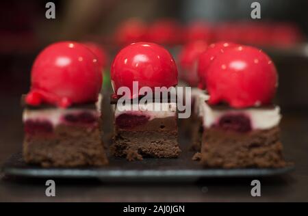 Gâteaux mousse français mirror glaze avec. Dessert européen moderne. Préparation de gâteau mousse savoureuse. la cuisson et confiserie concept Banque D'Images