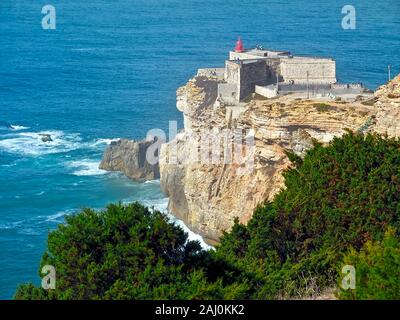 Célèbre phare de Nazaré au Portugal entouré par l'océan Atlantique Banque D'Images