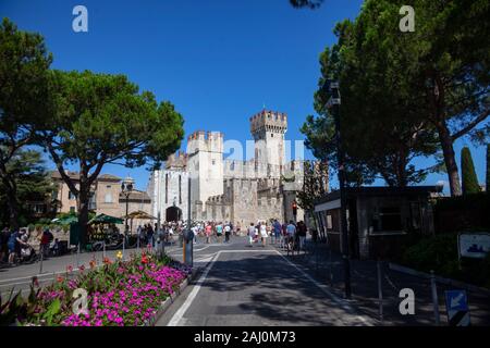 Vieille ville italienne Sirmione sur le lac de Garde Banque D'Images