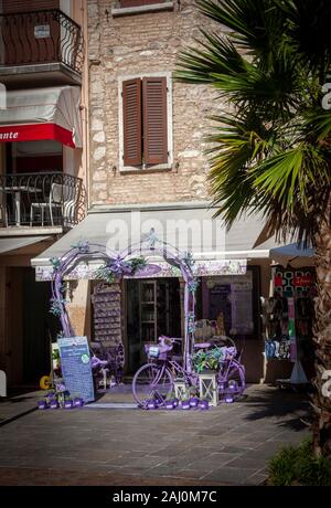 Vieille ville italienne Sirmione sur le lac de Garde Banque D'Images