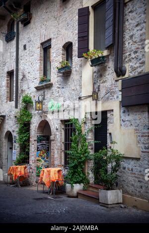 Vieille ville italienne Sirmione sur le lac de Garde Banque D'Images