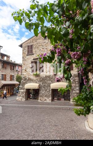 Vieille ville italienne Sirmione sur le lac de Garde Banque D'Images