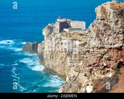 Célèbre phare de Nazaré au Portugal entouré par l'océan Atlantique Banque D'Images