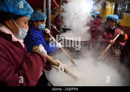 (200102) -- le 2 janvier 2020 BEIJING (Xinhua) -- Les bénévoles préparer gratuitement Laba porridge pour les sections locales à un temple à Shanghai, la Chine de l'est la province de l'Anhui, le 2 janvier 2020. Le Festival de Laba, littéralement le huitième jour du 12e mois lunaire, est considéré comme un prélude à la fête du printemps, ou Nouvel An chinois. Il est de coutume de manger Laba Porridge sur cette journée. De nombreux temples et les organisations ont la tradition de donner des bouillies. (Photo de Zhang Yanlin/Xinhua) Banque D'Images