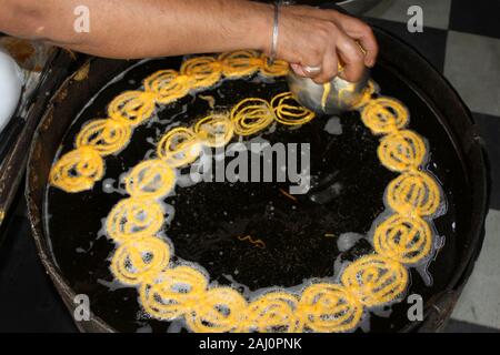 La cuisson Jalebi, Gujarat, Inde Banque D'Images