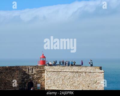 Célèbre phare de Nazaré au Portugal avec des gens Banque D'Images