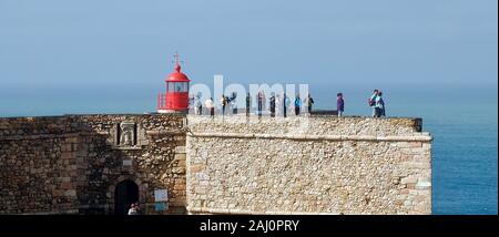 Célèbre phare de Nazaré au Portugal avec des gens Banque D'Images