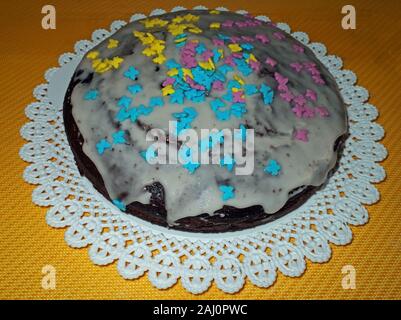 Gâteau au chocolat avec du glaçage et fleurs de sucre Banque D'Images
