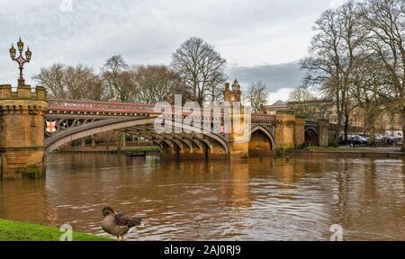 YORK ANGLETERRE SKELDERGATE BRIDGE SUR LA RIVIÈRE OUSE Banque D'Images