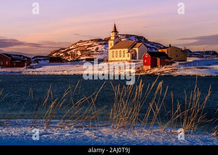 Hillesoy l'église du village, l'hiver froid neige paysage sur l'île de Kvaløya à Tromsø Municipalité comté de Troms, Norvège. Banque D'Images