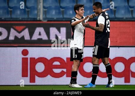 Gênes, Italie. 18 Décembre 2019 : Paulo Dybala (L) de la Juventus FC célèbre avec Danilo Luiz da Silva de la Juventus après avoir marqué un but au cours de la série d'un match de football entre l'UC Sampdoria et la Juventus. La Juventus a gagné 2-1 sur l'UC Sampdoria. Credit : Nicolò Campo/Alamy Live News Banque D'Images