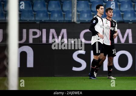 Gênes, Italie. 18 Décembre 2019 : Paulo Dybala (R) de la Juventus FC célèbre avec Cristiano Ronaldo de la Juventus après avoir marqué un but au cours de la série d'un match de football entre l'UC Sampdoria et la Juventus. La Juventus a gagné 2-1 sur l'UC Sampdoria. Credit : Nicolò Campo/Alamy Live News Banque D'Images