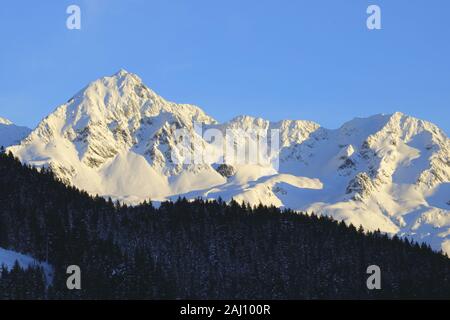 Silbertal, Ortsteil Kristberg. Blick auf Silbertaler und Lobspitze und Lobschild im Abendlicht. Banque D'Images