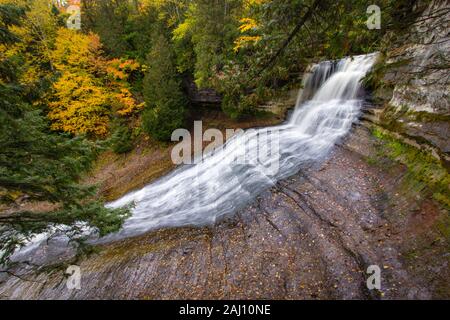 Michigan automne Cascade. Rire Whitefish Falls Scenic site entouré de feuillage d'automne dans la Péninsule Supérieure du Michigan. Banque D'Images