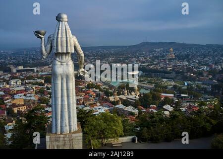 La Géorgie, Caucase, Tbilissi, vieille ville, statue de Kartlis Deda, Mère de Kartli ou mère de Géorgie, vue aérienne Banque D'Images