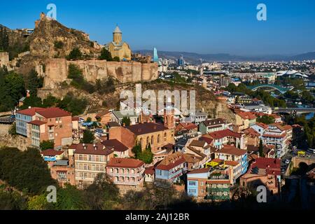 La Géorgie, Caucase, Tbilissi, la vieille ville ou Dzveli Kalaki, le district d'Abanotubani ou district de soufre dominé par la forteresse de Narikala Banque D'Images