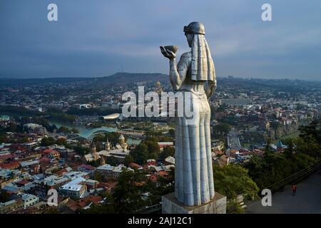 La Géorgie, Caucase, Tbilissi, vieille ville, statue de Kartlis Deda, Mère de Kartli ou mère de Géorgie, vue aérienne Banque D'Images