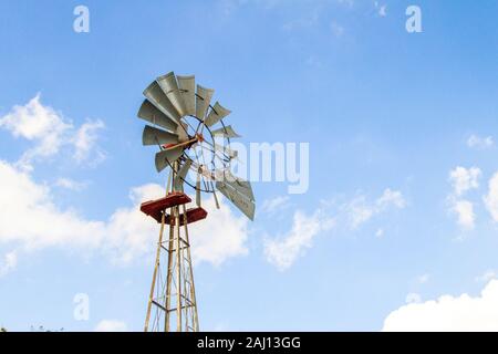 Moulin à l'ancienne. Vieux Moulin traditionnel set against a blue sky with copy space Banque D'Images