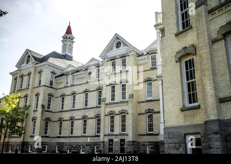 Traverse City, Michigan, USA - 1 octobre 2017 : l'extérieur de l'ancienne Traverse City State Hospital. Créé en 1881, l'installation a été fermée. Banque D'Images