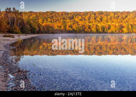 Lac d'automne Réflexions. Les couleurs de l'automne dynamique compte dans le nord du Michigan Lac Monocle à l'Hiawatha National Forest dans le nord de la péninsule. Banque D'Images