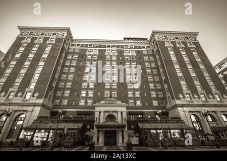 Grand Rapids, Michigan, USA - 17 septembre 2016 : l'historique Amway Grand Plaza Hotel est un luxueux hôtel quatre étoiles appartenant à la chaîne hôtelière Hilton. Banque D'Images