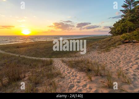 Été Plage Coucher de soleil Paysage. Chemin de sable sinueux sur sunset beach à Hoffmaster State Park à Muskegon, Michigan. Banque D'Images