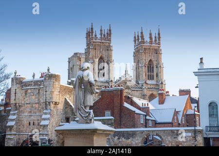 Neige sur Bootham Bar et York Minster au milieu de l'hiver. Banque D'Images