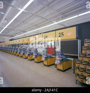 Nouveau magasin Asda terminé en 1982 à Halifax, dans le Yorkshire de l'Ouest, dans le Nord de l'Angleterre, au Royaume-Uni Banque D'Images