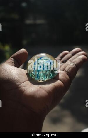 La lumière du soleil qui grâce à bille de verre au Bangladesh Banque D'Images