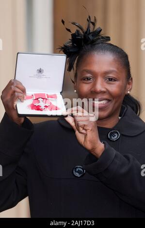 England Women's international rugby Maxine Edwards qui a reçu un M.B.E. rapport de la Reine lors de sa cérémonie d'investiture au palais de Buckingham. Banque D'Images