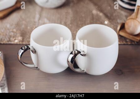 Deux belles tasses blanc sur la table de fête Banque D'Images