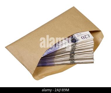 Une enveloppe brune contenant £2000 £20 de trésorerie utilisés note Banque D'Images
