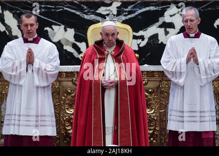 Cité du Vatican (Saint-Siège). 2 Jan, 2020. Le pape François préside la messe de funérailles du Cardinal Prosper Grech dans la Basilique Saint Pierre au Vatican. Credit : Evandro Inetti/ZUMA/Alamy Fil Live News Banque D'Images