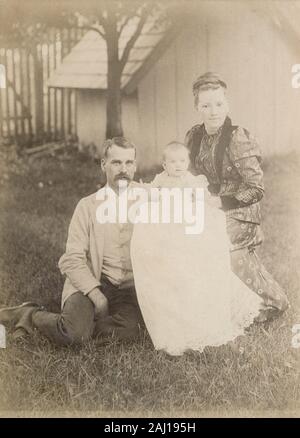 Meubles anciens c1890 photo, père et mère avec bébé garçon en robe. Localisation exacte inconnue ; probablement le New Jersey, New York, ou New York. SOURCE : photographie originale Banque D'Images