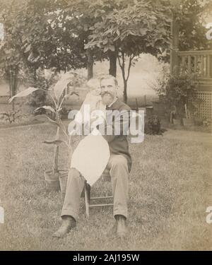 Meubles anciens c1890 photo, petit-fils de grand-père. Localisation exacte inconnue ; probablement le New Jersey, New York, ou New York. SOURCE : photographie originale Banque D'Images