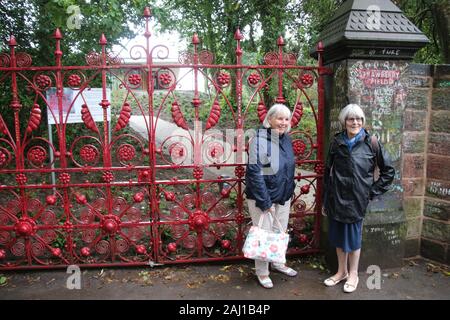 Des touristes posent pour une photo en face de la clinique de Strawberry Fields, Liverpool, Royaume-Uni. Dans Mossley Hill, étaient tous les quatre Beatles a grandi. L'Europe. Banque D'Images