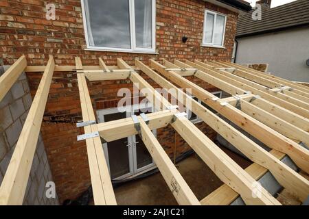 La structure du toit en bois pour l'arrière au projet d'extension d'une maison dans le Cheshire UK Banque D'Images